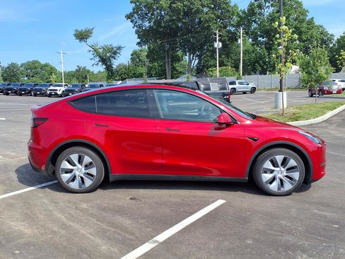 Used 2023 Tesla Model Y Long Range AWD/4WD image 2
