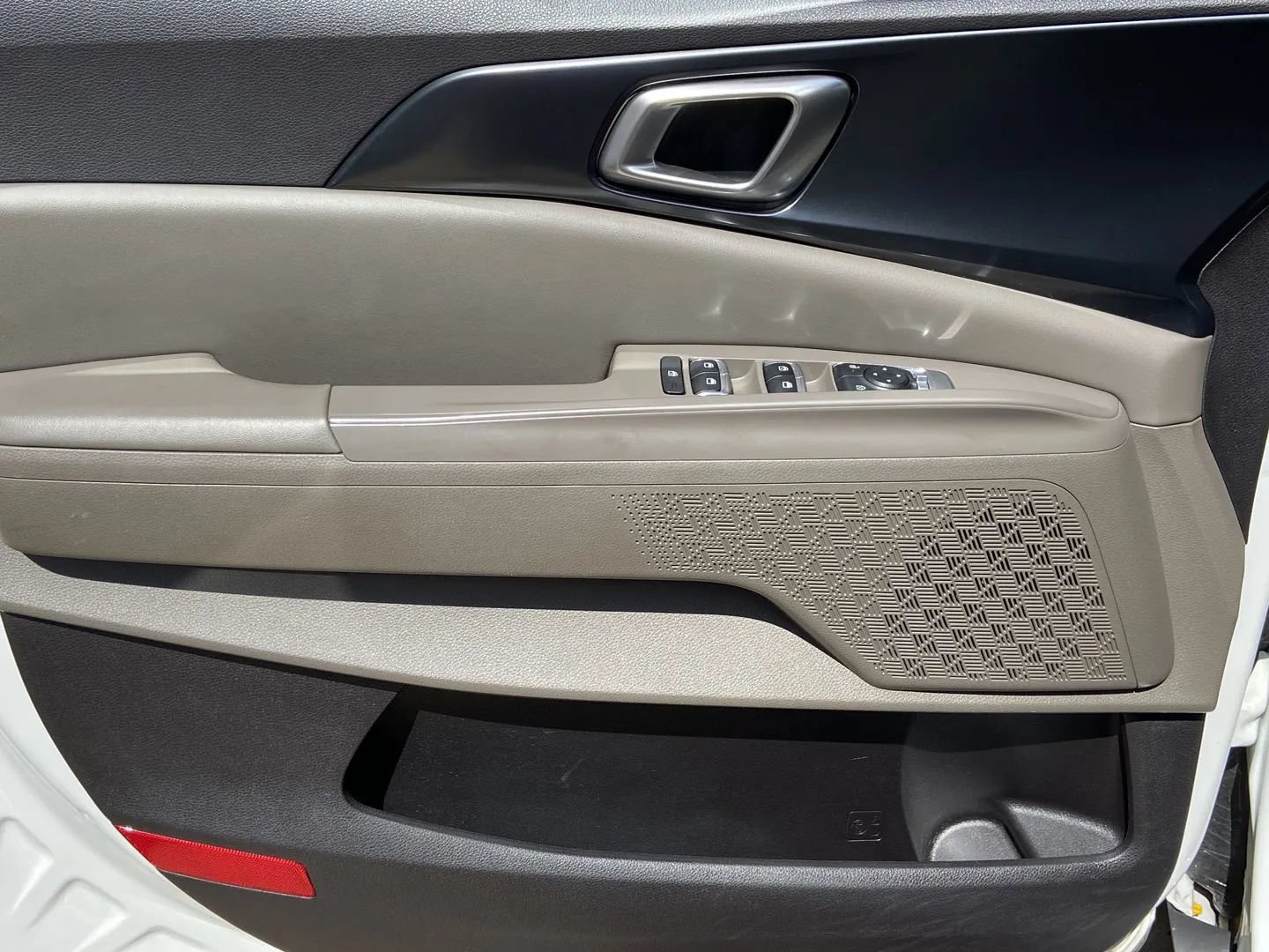 Used 2025 Kia Carnival FWD image 10