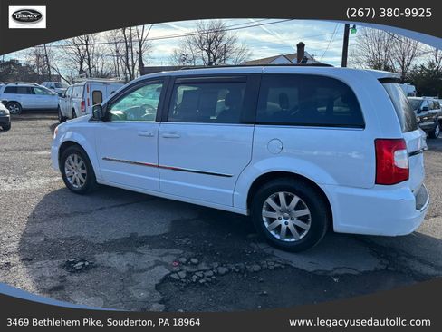 Used 2016 Chrysler Town & Country Touring image 5