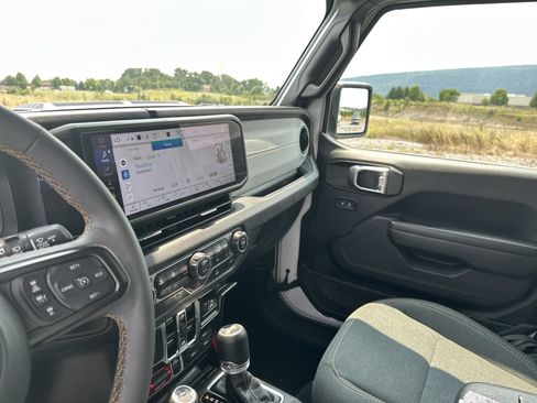 Used 2024 Jeep Wrangler Unlimited AWD/4WD image 23