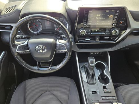 Used 2020 Toyota Highlander LE FWD image 9