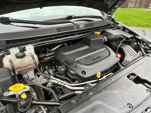 Used 2023 Chrysler Pacifica Touring FWD image 8
