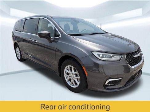 Used 2023 Chrysler Pacifica Touring-L FWD image 4