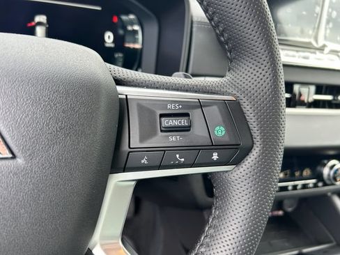 Used 2025 Mitsubishi Outlander SE AWD/4WD image 21
