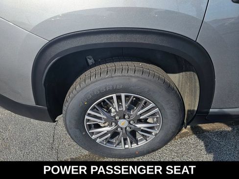 Used 2025 Chevrolet Traverse LT w/ Driver Confidence Package FWD image 10