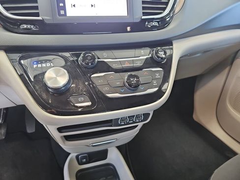 Used 2023 Chrysler Voyager LX FWD image 23
