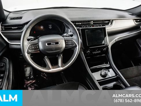 Used 2025 Jeep Grand Cherokee Altitude AWD/4WD image 23