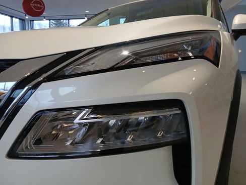 Used 2023 Nissan Rogue SV image 15