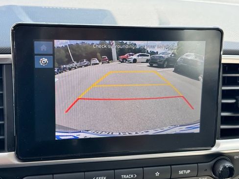 Used 2025 Hyundai Venue SEL FWD image 16