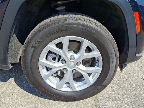 Certified 2023 Jeep Grand Cherokee L Limited AWD/4WD image 33