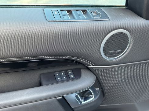 Used 2023 Land Rover Discovery Metropolitan Edition image 18