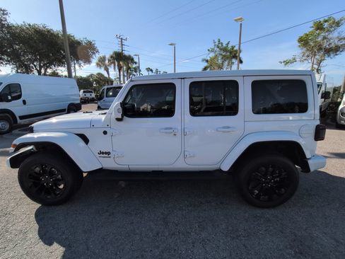 Used 2022 Jeep Wrangler Unlimited Sahara AWD/4WD image 8