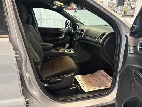 Used 2018 Jeep Grand Cherokee Laredo AWD/4WD image 29