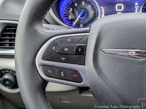 Used 2024 Chrysler Pacifica Touring-L image 15