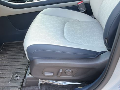New 2026 Kia Carnival EX FWD image 18