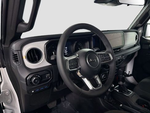 Used 2025 Jeep Wrangler Unlimited Sahara AWD/4WD image 12