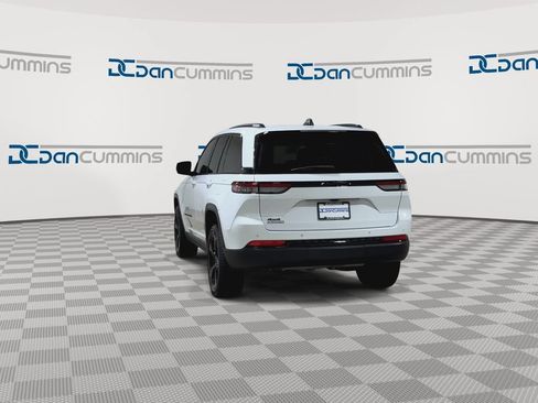 Used 2023 Jeep Grand Cherokee Altitude AWD/4WD image 8
