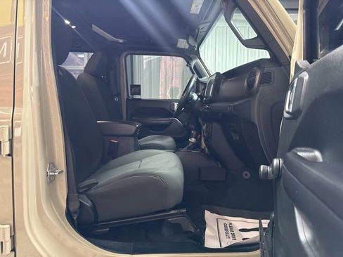 Used 2020 Jeep Gladiator Sport image 25