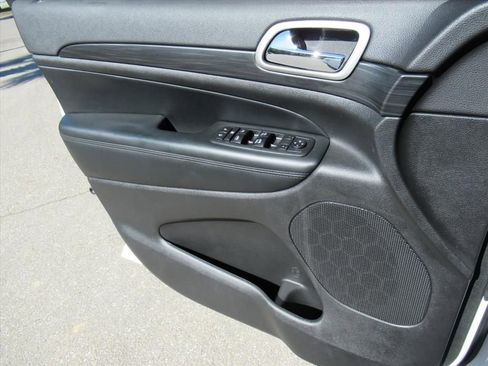 Used 2020 Jeep Grand Cherokee Altitude image 24