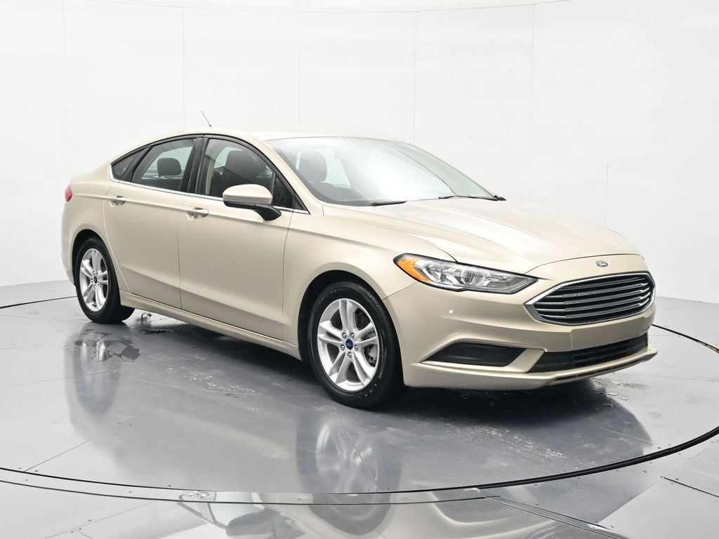 Used 2018 Ford Fusion SE w/ Fusion SE Technology Package FWD image 3