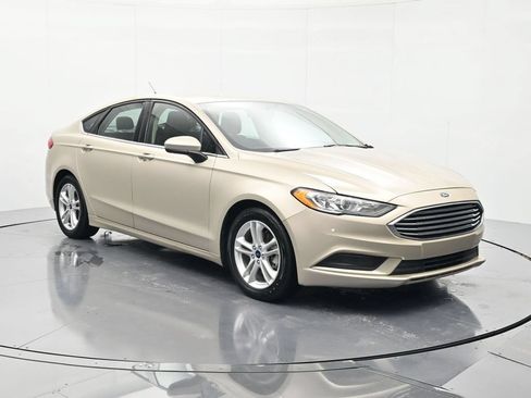 Used 2018 Ford Fusion SE w/ Fusion SE Technology Package FWD image 3