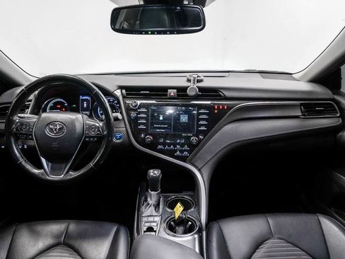 Used 2020 Toyota Camry SE w/ Sunroof Package FWD image 12