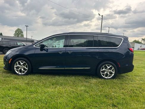 Used 2019 Chrysler Pacifica Touring-L w/ Tire & Wheel Group FWD image 8