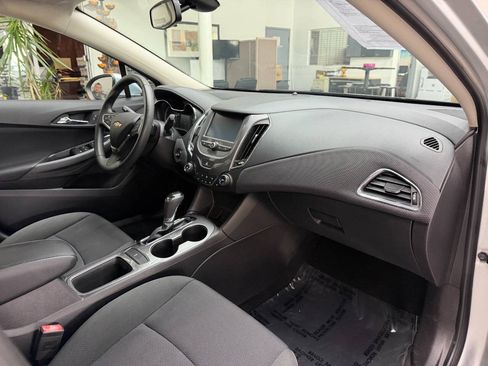 Used 2017 Chevrolet Cruze LT w/ LT Convenience Package FWD image 18