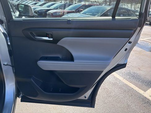 Used 2022 Toyota Highlander XLE image 12