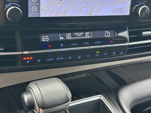 Used 2023 Toyota Sienna Platinum FWD image 27