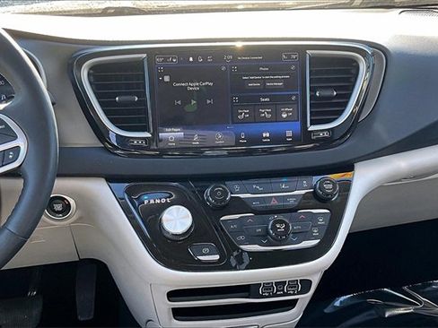 Used 2024 Chrysler Pacifica Touring-L image 6