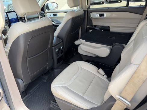 Used 2020 Ford Explorer Platinum w/ Premium Technology Package AWD/4WD image 32