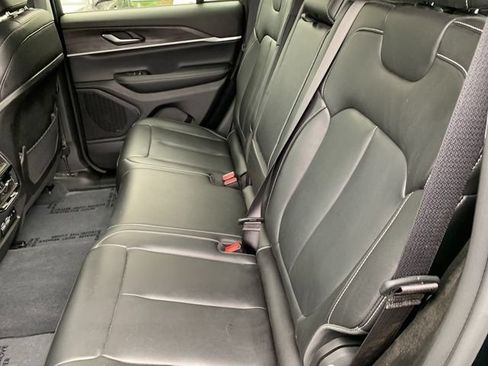 Used 2023 Jeep Grand Cherokee Limited AWD/4WD image 16