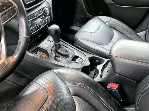 Used 2020 Jeep Cherokee Limited image 17