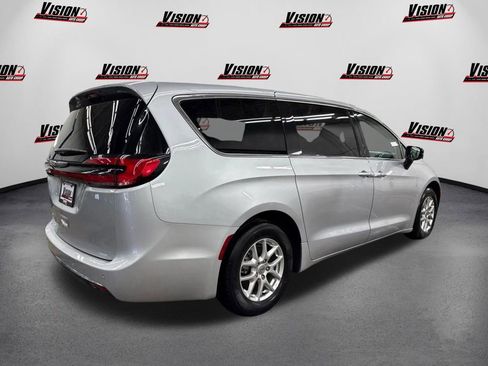 Used 2024 Chrysler Pacifica Touring-L image 5
