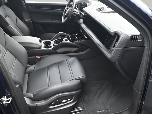 Certified 2026 Porsche Cayenne GTS AWD/4WD image 11