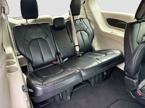 Used 2023 Chrysler Pacifica Touring-L FWD image 27