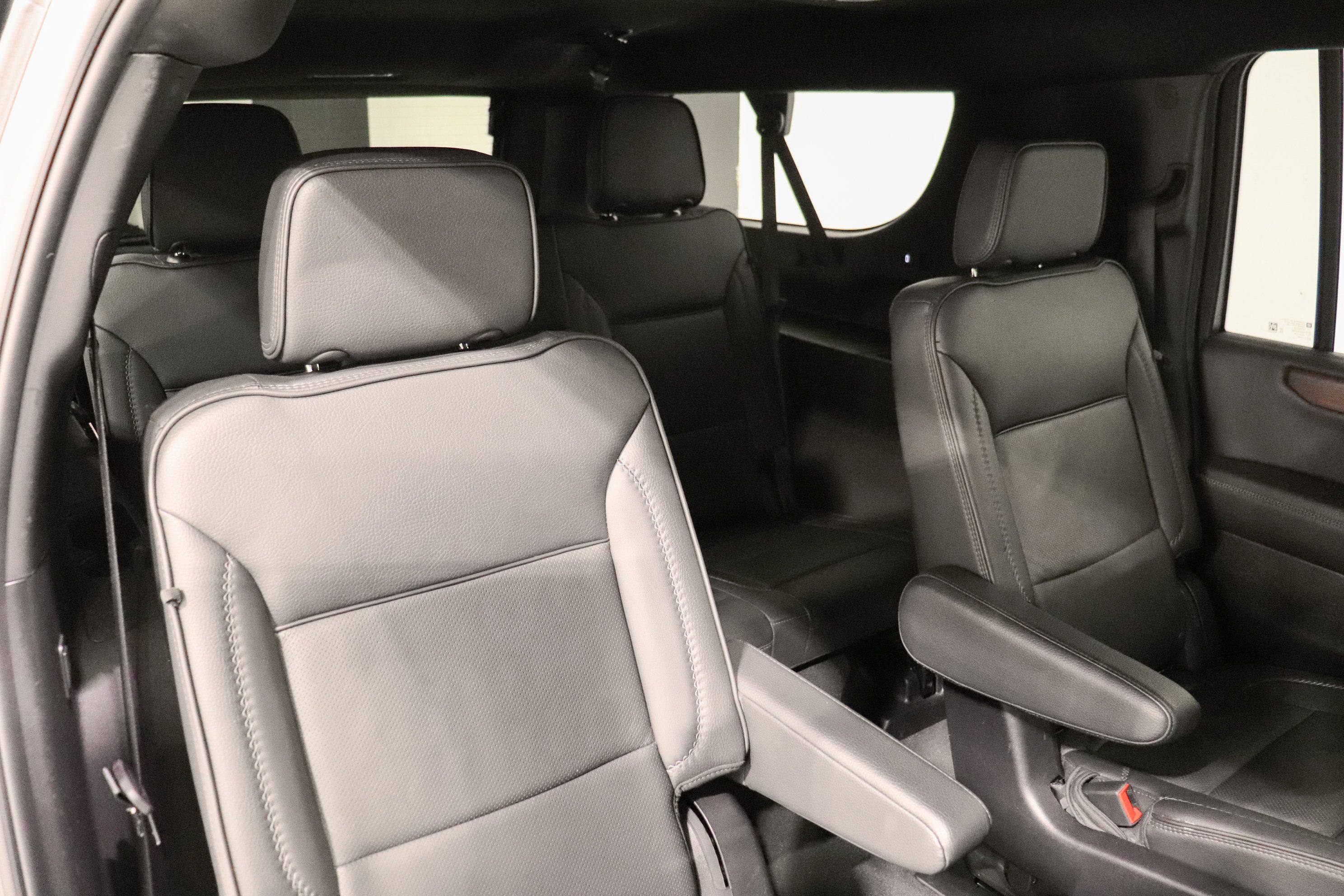 Used 2025 GMC Yukon XL Denali AWD/4WD image 23