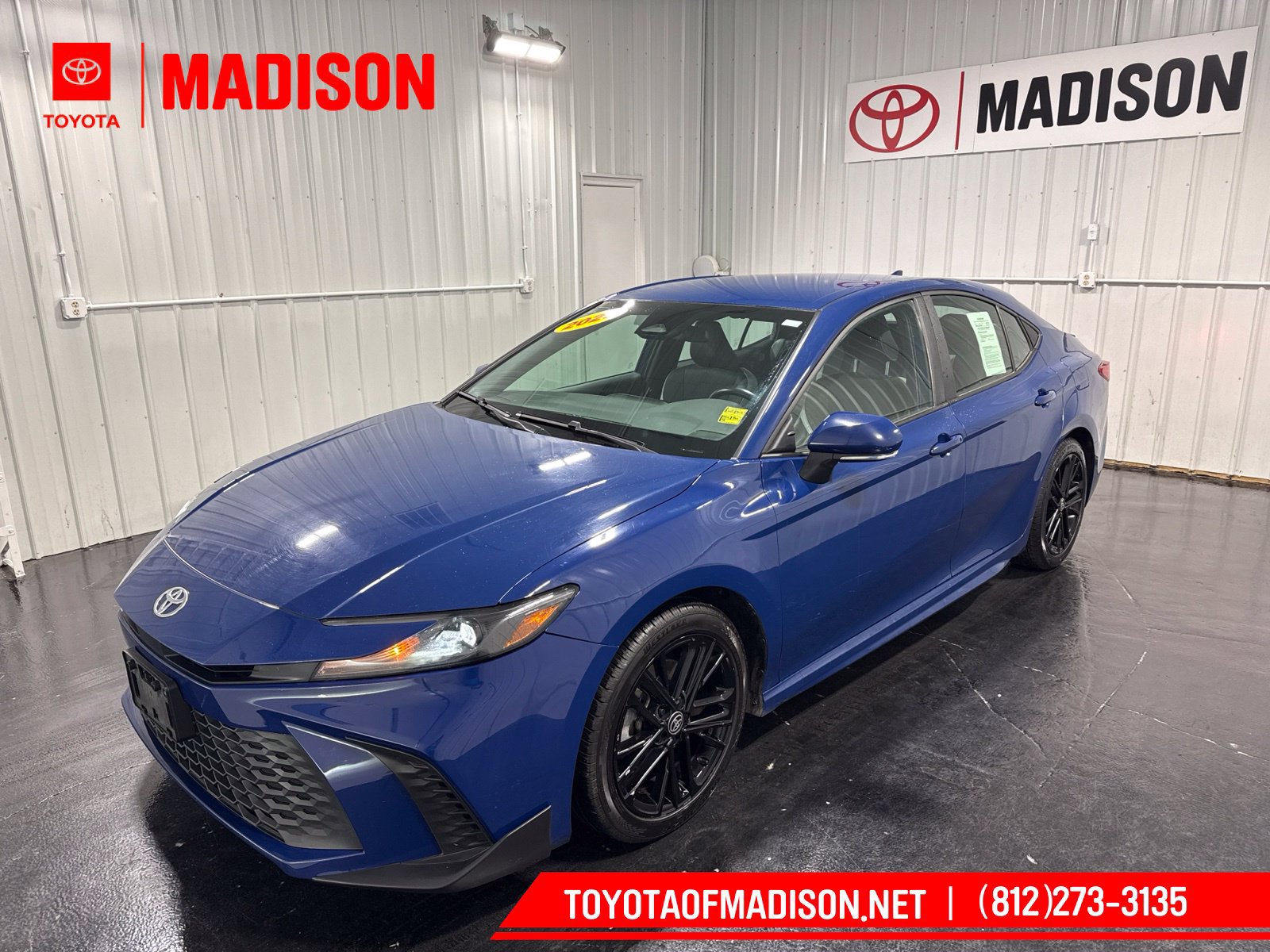 Used 2025 Toyota Camry SE FWD image 1