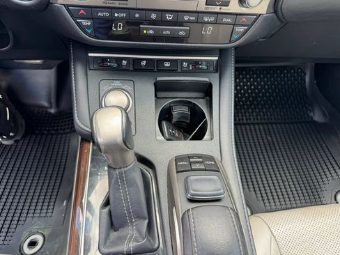 Used 2016 Lexus ES 350 w/ Luxury Package w/Wood Trim FWD image 17