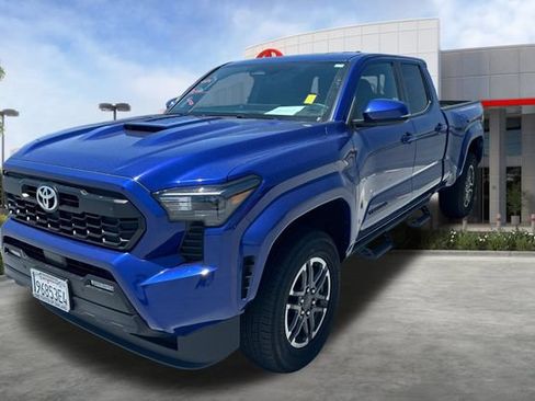 Used 2025 Toyota Tacoma TRD Sport w/ TRD Sport Upgrade Package AWD/4WD image 3