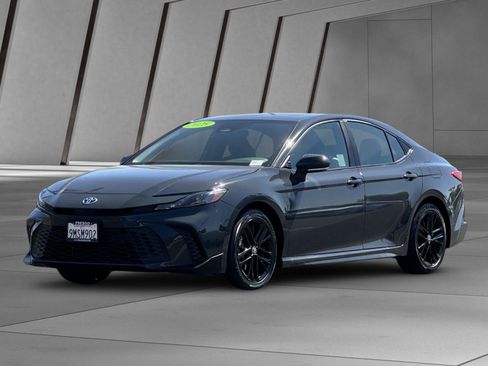 Used 2025 Toyota Camry SE FWD image 8