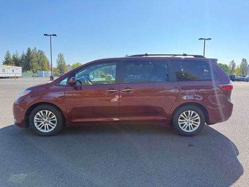 Used 2016 Toyota Sienna XLE w/ XLE Navigation Package FWD image 4