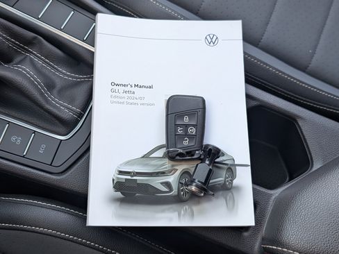 Used 2025 Volkswagen Jetta SE w/ Sunroof Package image 36