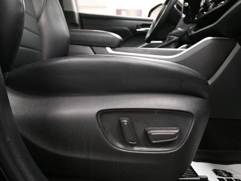 Used 2023 Toyota Highlander XLE AWD/4WD image 31