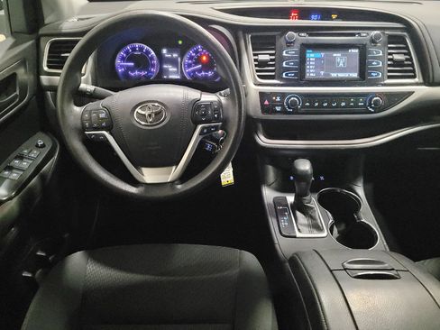 Used 2019 Toyota Highlander LE AWD/4WD image 22