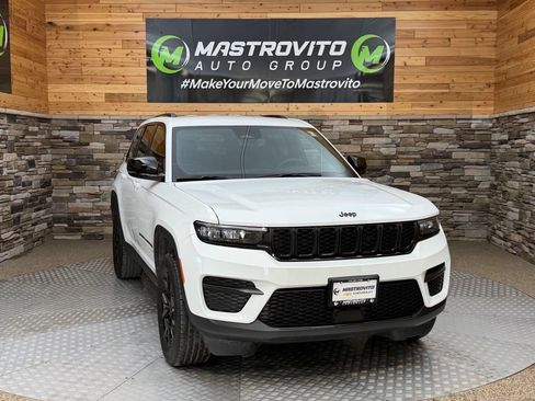 Used 2025 Jeep Grand Cherokee Altitude AWD/4WD image 5