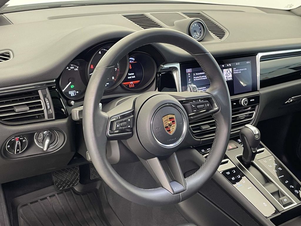 Certified 2026 Porsche Macan AWD/4WD image 4