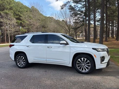 Used 2023 Chevrolet Traverse Premier image 2