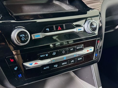 Used 2024 Ford Explorer Limited image 23